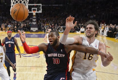 Pau Gasol lucha con Monroe.