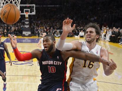 Pau Gasol lucha con Monroe.