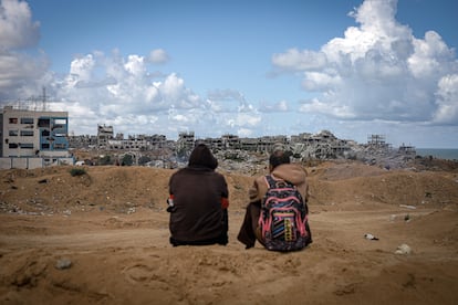 La larga espera: "Tomé esta en fotografía en mayo de 2024 en la zona de la playa de Al-Sudaniya, un lugar al que solían llegar aviones para lanzar desde el cielo ayuda humanitaria. Estos dos hombres estaban sentados en una gran duna, esperando la llegada de un avión. Llevaban ahí mucho tiempo, desde las seis de la mañana, junto a otras muchas personas que también esperaban.
No puedo imaginar qué se decían o quizás estar en silencio bastaba para decirlo todo. Porque a veces no hay palabras para expresar la tristeza que se siente por lo que se está presenciando. Quizás uno de ellos había perdido su hogar o a alguien querido. Quizás estaban calculando cuándo llegaría el avión con la ayuda, contando las horas. Ese día en particular, el avión nunca llegó y todos regresaron con las manos vacías".
Según la ONU, los dos millones de habitantes de Gaza pasan hambre y de ellos, más de medio millón estarán en una situación catastrófica de aquí a septiembre si nada cambia. Antes de que comenzara esta guerra entraban en la Franja 500 camiones de ayuda humanitaria al día. Hoy, la asistencia entra a cuentagotas y en la Franja falta lo más esencial para la supervivencia de sus dos millones de habitantes, comenzando por harina, medicamentos o leche en polvo.
Desde mayo, se han puesto en marcha varios puntos de repartición de comida, orquestados por una opaca fundación apoyada por Estados Unidos e Israel, pero que opera al margen de la ONU, en los que han muerto tiroteados por el ejército israelí más de 600 gazatíes hambrientos, según la Oficina de Derechos Humanos de Naciones Unidas.