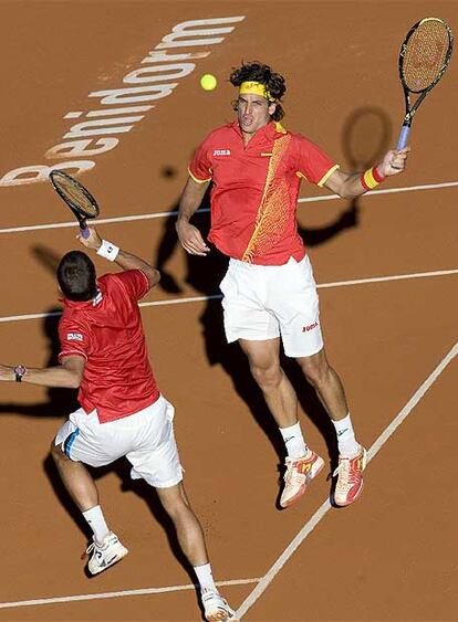 Feliciano López, uno de los héroes de la Copa Davis del año pasado, vuelve a la competición en dobles, formando pareja con Tommy Robredo frente a los serbios.