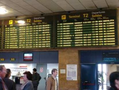 Un panel de vuelos del aeropuerto de Barajas refleja retrasos generalizados a causa de la niebla. EFE/Archivo