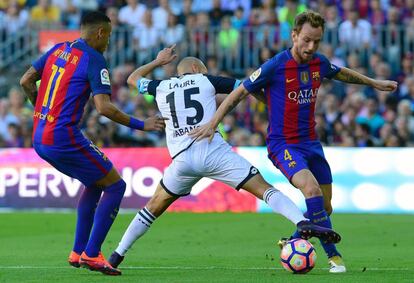 Ivan Rakitic y Neymar quitan la pelota a Laureano Sanabria.