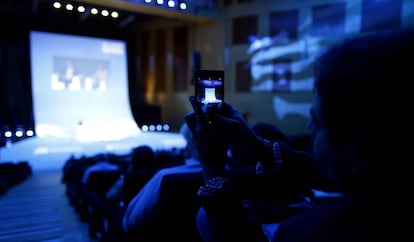 Un usuario durante las conferencias del foro RETINA. 