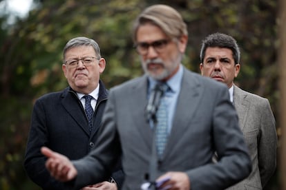 El presidente de la Generalitat, Carlos Mazón (derecha), y el expresidente socialista, Ximo Puig (izquierda), asisten en presencia de Pablo Broseta, al acto simbólico de homenaje floral en la avenida Blasco Ibáñez de Valencia, donde asesinaron a Manuel Broseta, minutos antes de la entrega del premio en el Palau de la Generalitat.