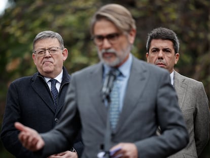 El presidente de la Generalitat, Carlos Mazón (derecha), y el expresidente socialista, Ximo Puig (izquierda), asisten en presencia de Pablo Broseta, al acto simbólico de homenaje floral en la avenida Blasco Ibáñez de Valencia, donde asesinaron a Manuel Broseta, minutos antes de la entrega del premio en el Palau de la Generalitat.