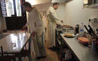 Dos monjes polaco en la cocina del monasterio de Yuste