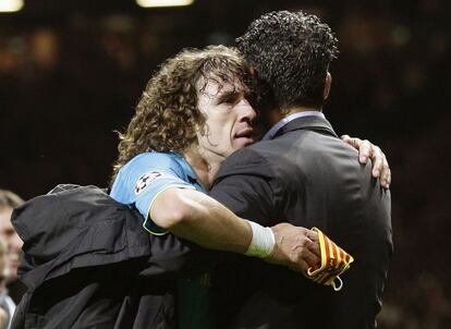 El entrenador del Barça Frank Rijkaard consuela a Puyol después del partido de vuelta de las semifinales de la Liga de Campeones 2007/08 (Manchester United, 1 - Barcelona, 0).