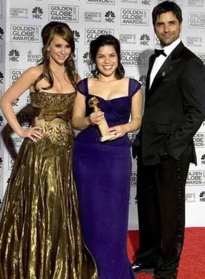 America Ferrara sostiene su Globo de Oro por <i>Ugly Betty</i>, acompañada de Jennifer Love Hewitt y John Stamos.