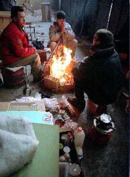 Un grupo de indigentes combate el frío con la ayuda de las fogatas que encienden en la antigua fábrica Cabo.