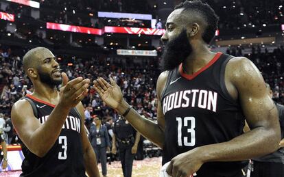 Paul y Harden se felicitan por el pase a la final del Oeste.