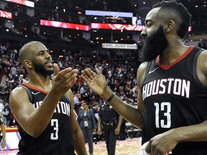 Paul y Harden se felicitan por el pase a la final del Oeste.