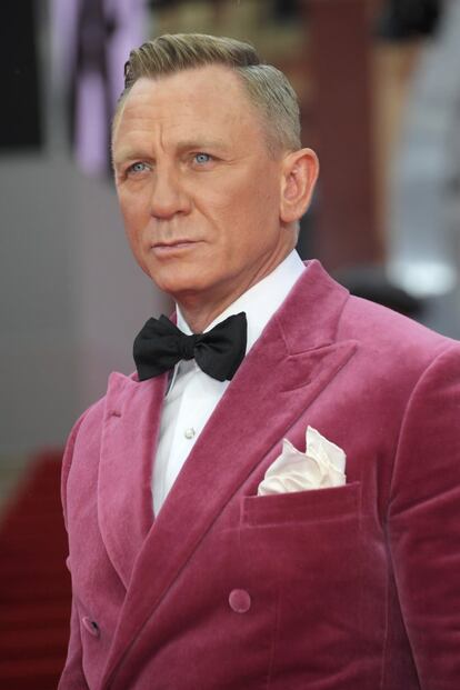 Daniel Craig, con un esmoquin de terciopelo rosa, llega al estreno de 'Sin tiempo para morir' en Londres.