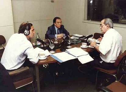 Luis de Benito (a la izquierda) entrevista a Marcelino Oreja y Fernando Morán.