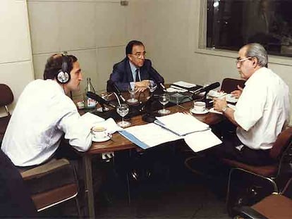 Luis de Benito (a la izquierda) entrevista a Marcelino Oreja y Fernando Morán.