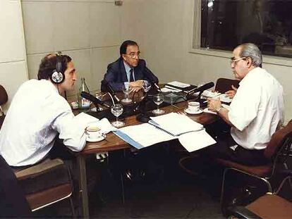 Luis de Benito (a la izquierda) entrevista a Marcelino Oreja y Fernando Morán.