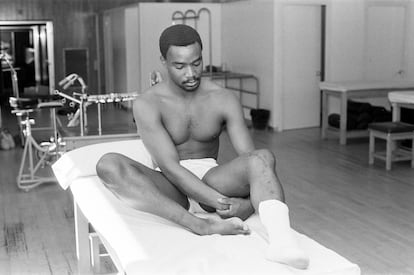 Laurie Cunningham, durante un reconocimiento médico en el estadio Santiago Bernabéu, en octubre de 1982.