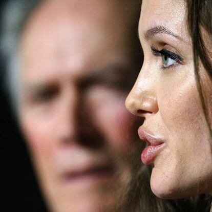 Angelina Jolie y Clint Eastwood durante la conferencia de prensa tras el estreno de <i>Changeling.</i>