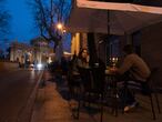 Terraza llena en la tarde del sábado en la calle de Salustiano Olózaga junto a la Puerta de Alcalá.