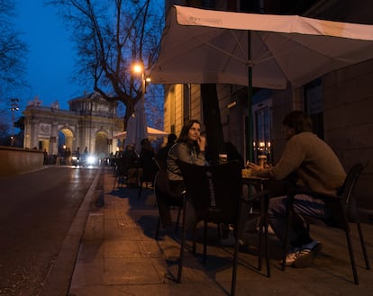 Una terraza llena anoche en la calle de Salustiano Olózaga, junto a la Puerta de Alcalá.