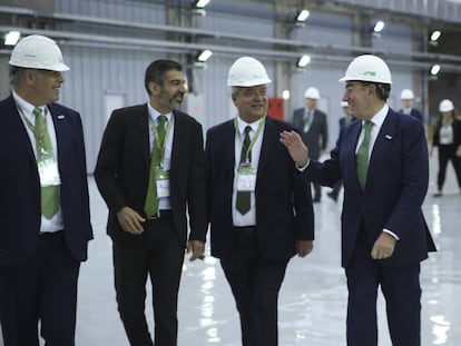 Sánchez Galán (segundo derecha) conversa con José de Ancheta, presidente del Consorcio Empresarial Baixo Iguaçu, en presencia de Mario Ruíz-Tagle, presidente de Neoenergia, y Marcelo López, director general de Neoenergía.