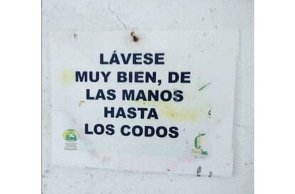 Los baños también tienen un gran protagonismo en la serie de carteles de Pablo Linde. Y no es de extrañar: a veces, es más fácil encontrarse con un cartel pasivo agresivo en la puerta que con un rollo de papel higiénico en el WC. En Montes de María, Colombia, insisten en la higiene: "Lávese muy bien, de las manos hasta los codos".