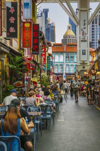 Terrazas en una de las calles de Chinatown, el barrio chino de Sinpagur.