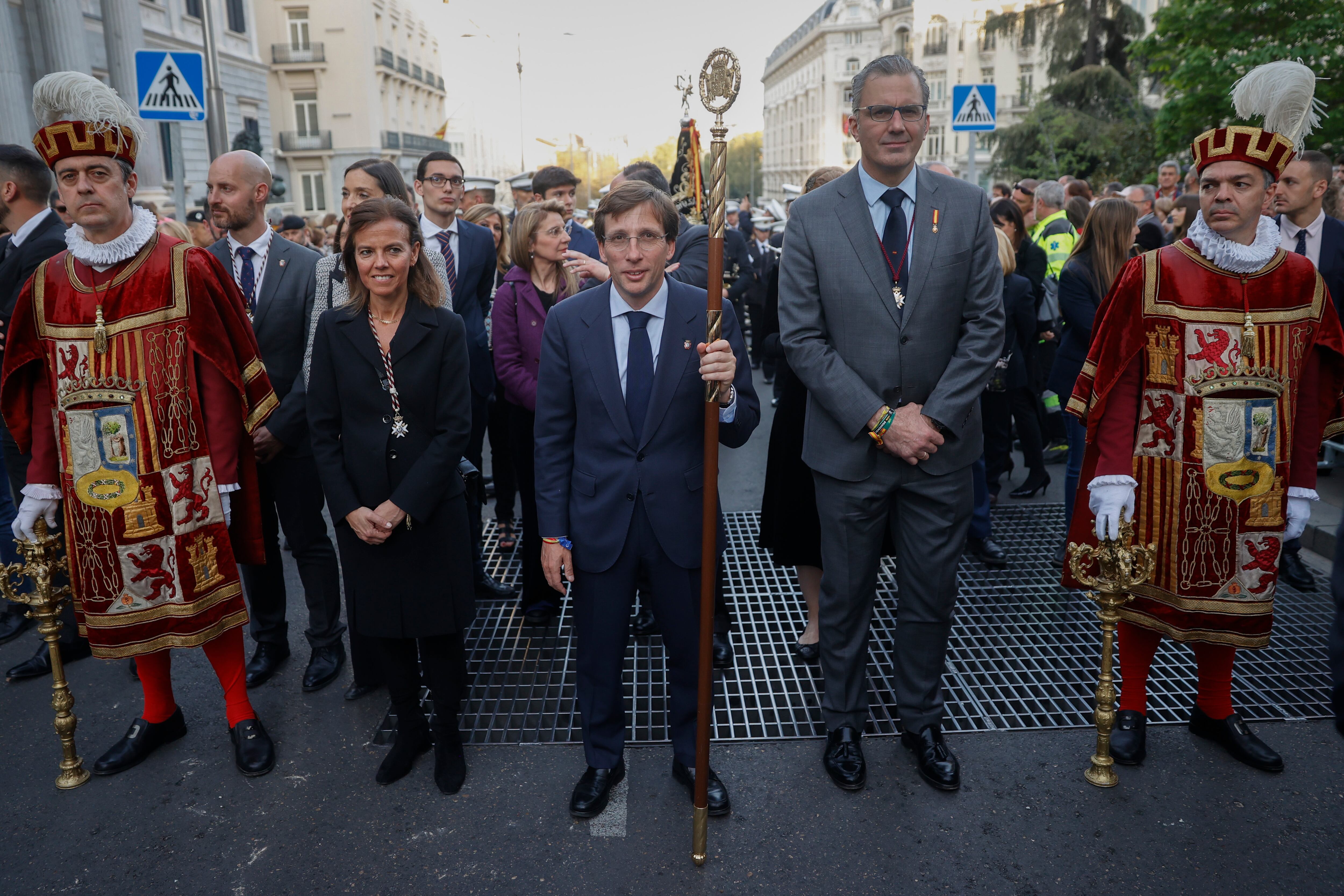 El alcalde de Madrid, José Luis Martínez-Almeida (centro), participa junto al concejal de Vox Javier Ortega Smith y Almudena Maíllo, concejala delegada de Turismo, en la procesión de Nuestro Padre Jesús Nazareno Cristo de Medinaceli, el pasado viernes.