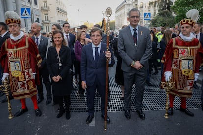 El alcalde de Madrid, José Luis Martínez-Almeida (centro), participa junto al concejal de Vox Javier Ortega Smith y Almudena Maíllo, concejala delegada de Turismo, en la procesión de Nuestro Padre Jesús Nazareno Cristo de Medinaceli, el pasado viernes.