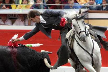 Pablo Hermoso de Mendoza, en su segundo toro en Bilbao.