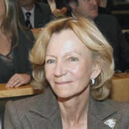 La vicepresidenta segunda y ministra de Economía, Elena Salgado, junto al vicepresidente tercero y ministro de Política Territorial, Manuel Chaves, al inicio de la reunión del plenario del grupo parlamentario socialista en el Senado.