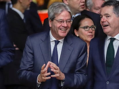 El comisario de Economía, Paolo Gentiloni, con el presidente del Eurogrupo, Pascal Donohoe.