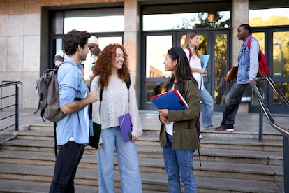 Un grupo de universitarios conversa a la entrada de su facultad, en Barcelona.