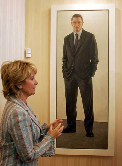 Esperanza Aguirre, ante el retrato del ex presidente de la Comunidad Ruiz-Gallardón, obra de Hernán Cortés.