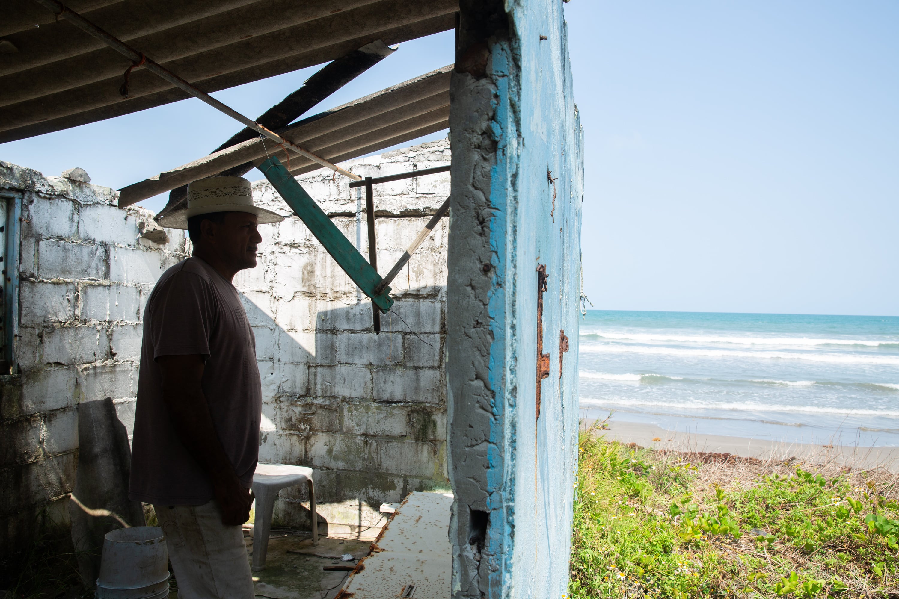 Silverio Ochoa Hernández, pescador retirado, dentro de una de las habitaciones que perteneció a su familiar. 