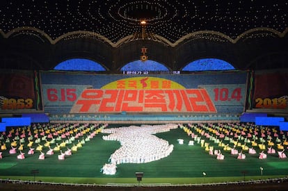El festival, llamado Gimnasia de las Grandes Masas y Actuación Artística Arirang, se celebra en el país desde 2002 para celebrar el cumpleaños Kim Il Sung, fundador de la república. Las exhibiciones se celebran durante seis días a la semana durante un periodo de dos meses.