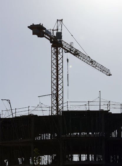 Una grúa en el gigantesco y paralizado complejo urbanístico de Francisco Hernando en Seseña.