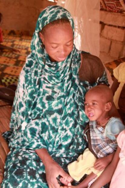 Mounina Mint Mohamed Mahmoud y su hija Sadio Mint Ahmed, en Sèlibaby, Mauritania.