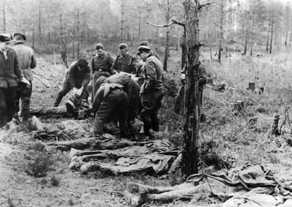 Cuerpos descubiertos en el bosque de Katyn en 1943.