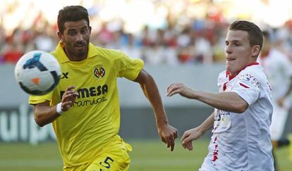 Gameiro y Musacchio pelean por un balón.
