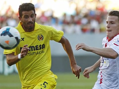 Gameiro y Musacchio pelean por un bal&oacute;n.