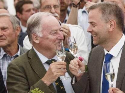 Los dirigentes de AfD Alexander Gauland y Leif-Erik Holm celebran en Berl&iacute;n el &eacute;xito de su partido en las elecciones regionales de Mecklemburgo-Pomerania.