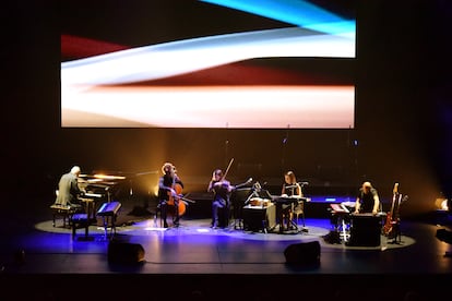 Rodrigo Leão (primero por la izquierda) actuando en el Casino de Estoril de Lisboa el sábado 15 de agosto.