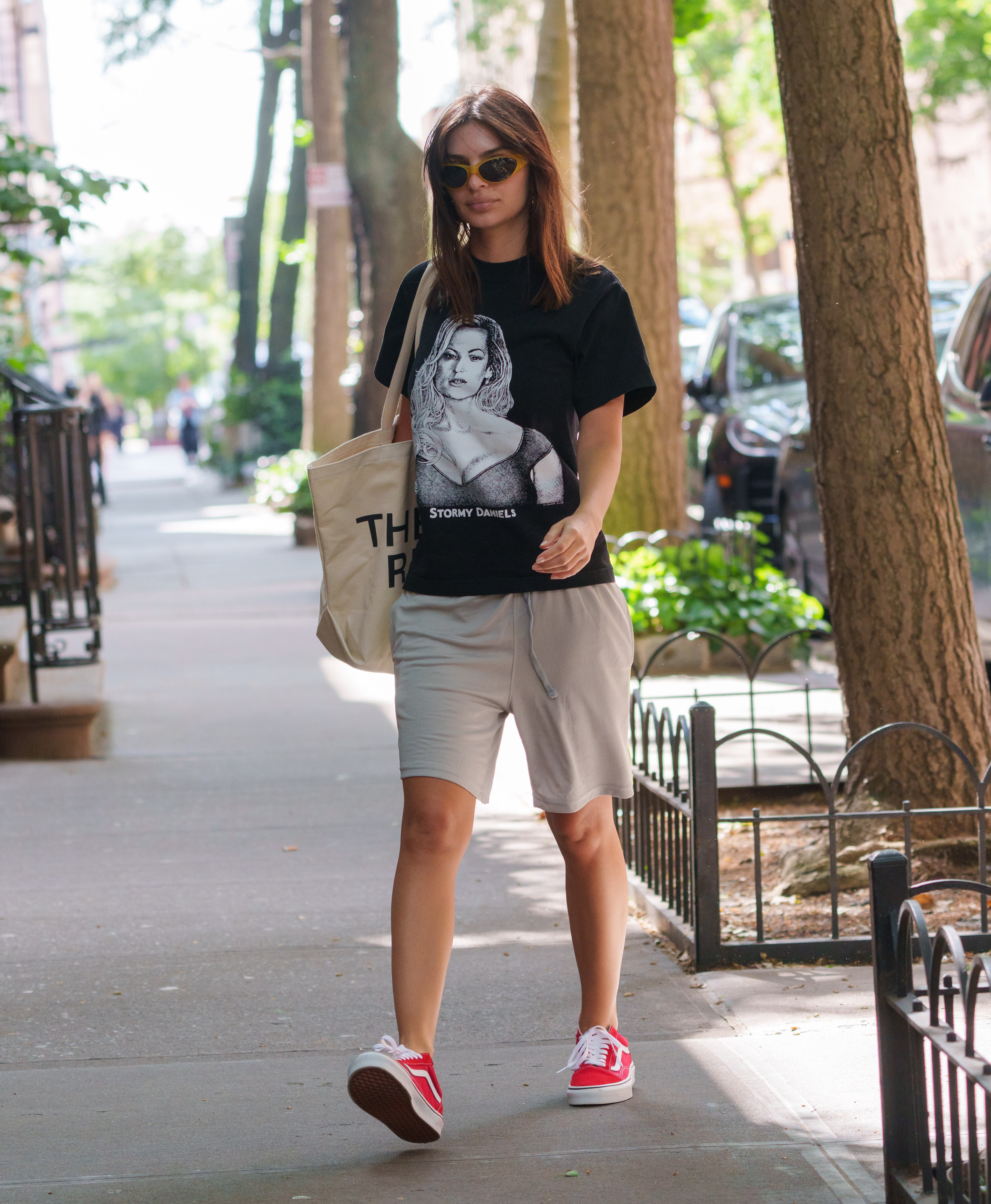 Emily Ratajkowski con una camiseta de Stormy Daniels.