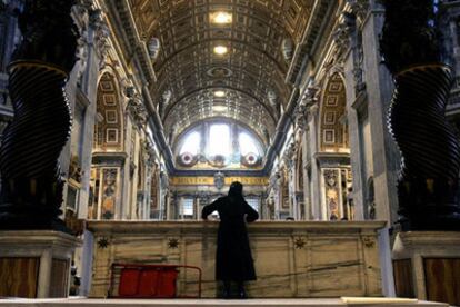 Un monja reza por la recuperación del Papa en la Basílica de San Pedro de Roma.