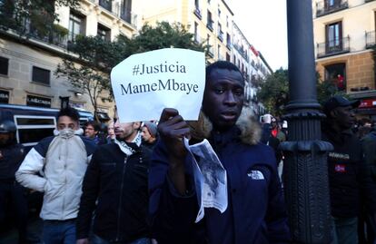 "Justicia Mame Mbaye" es el cartel que muestra un joven durante la manifestación en Lavapiés.