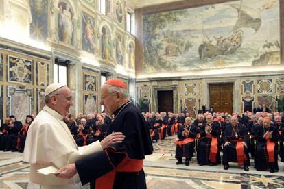 El papa Francisco (izq.) saludando al cardenal italiano Angelo Sodano durante su encuentro con los 114 cardenales electores y numerosos octogenarios en la sala Clementina del Vaticano.