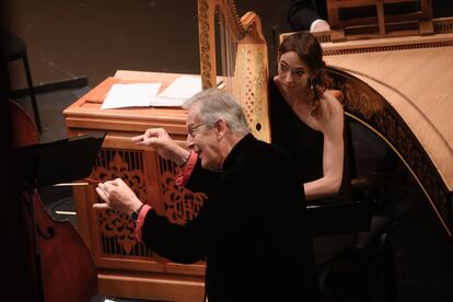 John Eliot Gardiner, el 1 de agosto de 2022 en Santander, dirige la orquesta de los Solistas del Barroco Inglés
