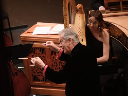 John Eliot Gardiner, el 1 de agosto de 2022 en Santander, dirige la orquesta de los Solistas del Barroco Inglés