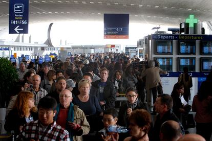 Largas colas pasajeros, en el aeropuerto Charles de Gaulle de París.