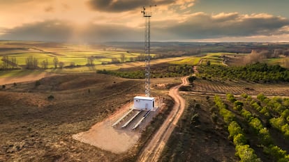 Torre  de telecomunicaciones​ alimentada por energía solar de Cellnex.